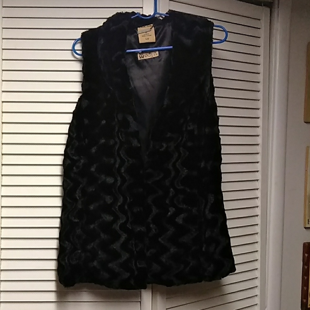Vegan Odyn Faux Fur Vest. Has pockets!